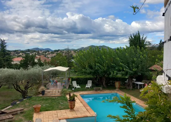 بيت ضيافة Le Relais Fleuri *